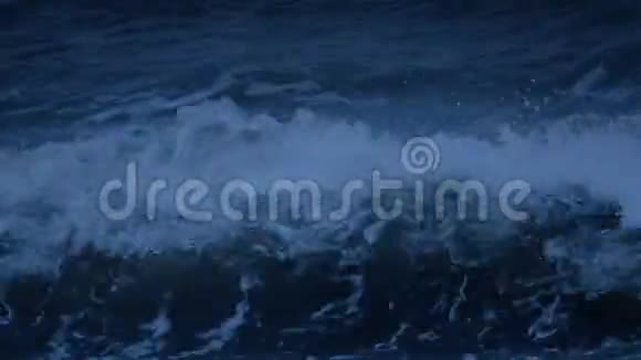 晚上的波浪分手特写视频的预览图