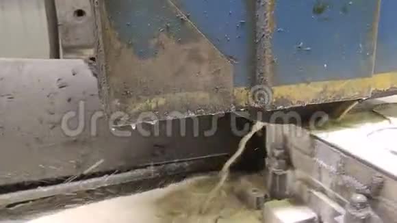金工行业水平表面磨床上湿扁钢磨损有飞花视频的预览图