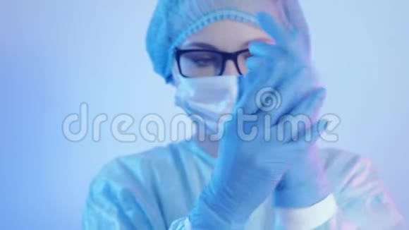 医疗卫生女医师戴手套视频的预览图