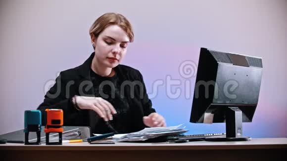 一个办公室工作一个女人坐在电脑旁一个男人来问她一个问题一个女人抽出一个视频的预览图