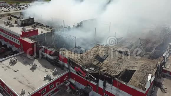 燃烧工业建筑烟雾倒塌的屋顶俯视图视频的预览图