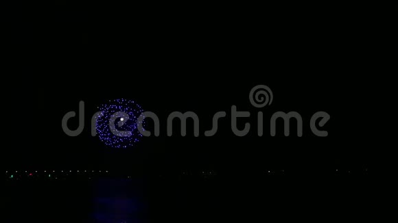 江面夜空中闪烁着喜庆的烟火映在水中视频的预览图