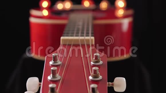 摄像机沿着红色吉他的颈部滑动视频的预览图