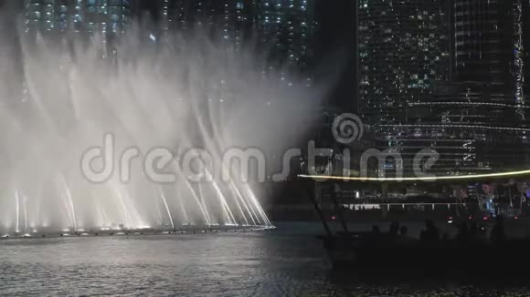 晚上在迪拜跳舞喷泉视频的预览图