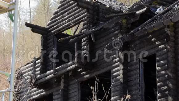 烧木头的房子烧焦的木头视频的预览图