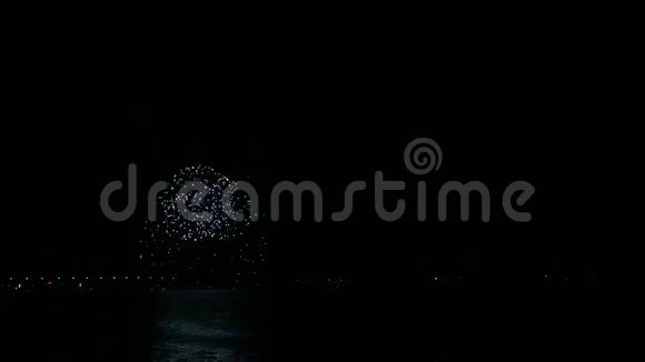 江面夜空中的一个优雅的节日烟火在水中反射视频的预览图