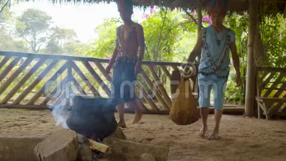 两个土著男子正准备在亚马逊雨林中烹饪阿亚胡阿斯卡视频的预览图