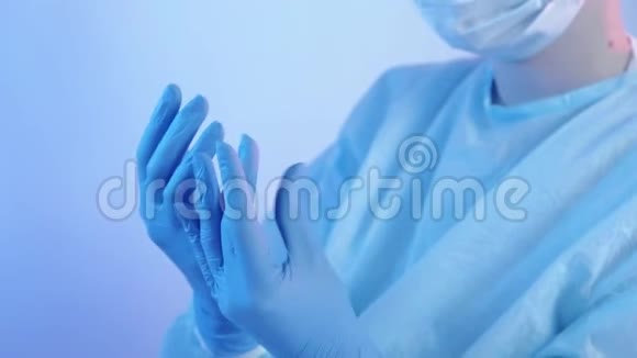 流感治疗女医生戴手套视频的预览图