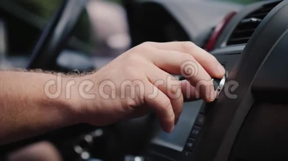 男性手调节汽车收音机的调谐视频的预览图