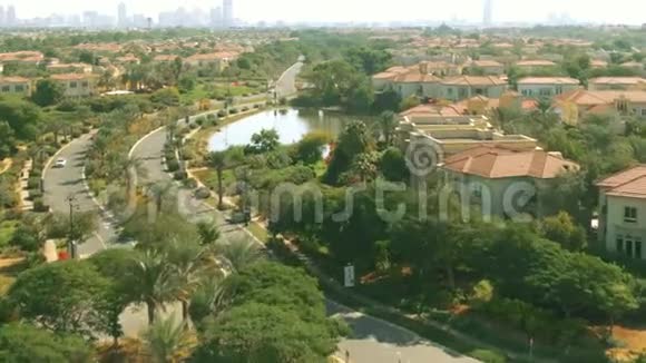 阿联酋迪拜Jumeirah群岛社区别墅区不知名豪华轿车的鸟瞰图视频的预览图