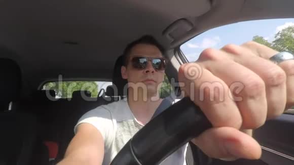 一只手在汽车方向盘上的特写镜头视频的预览图
