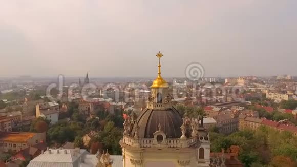 飞越乌克兰圣胡拉利沃夫大教堂从鸟瞰老城区风景视频的预览图