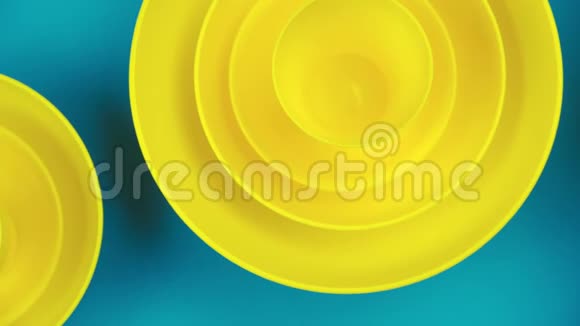 扁平的黄色杯子放在绿松石背景上刺耳的糊状颜色极简主义设计风格视频的预览图