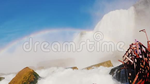 慢动作视频著名的尼亚加拉大瀑布拍摄蓝天的底部景色视频的预览图