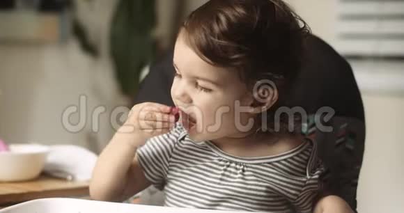 有趣的小女孩吃树莓视频的预览图