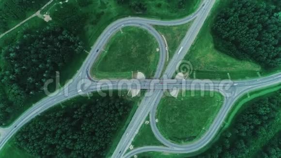 高速公路公路道路航空俯视图郊区的风景和树木视频的预览图