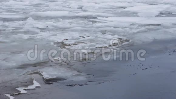 在河水中融化冰块视频的预览图