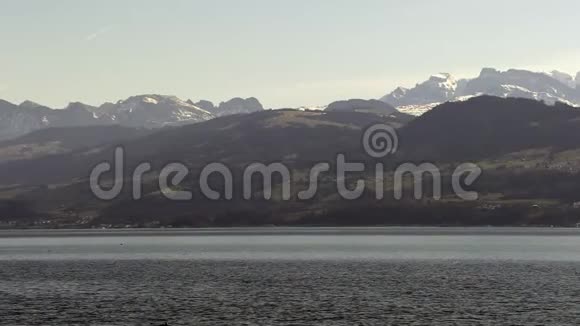 瑞士苏黎世宁静的湖泊湖边建筑和海滩视频的预览图