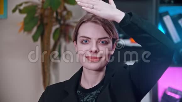 一个商业女人表现出情绪在脸前握着手掌快乐和悲伤视频的预览图