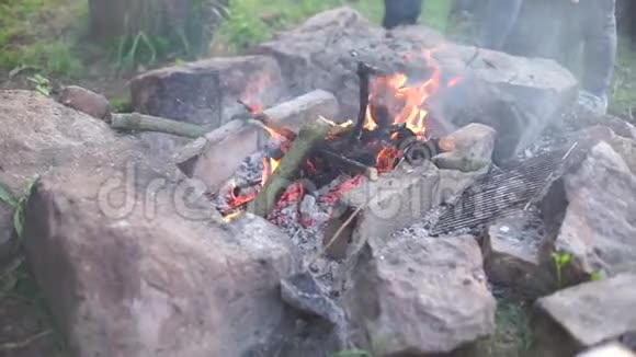 在石头周围燃烧视频的预览图
