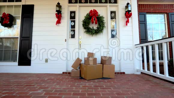 在美丽的前门附近安装的运货箱装饰圣诞节视频的预览图