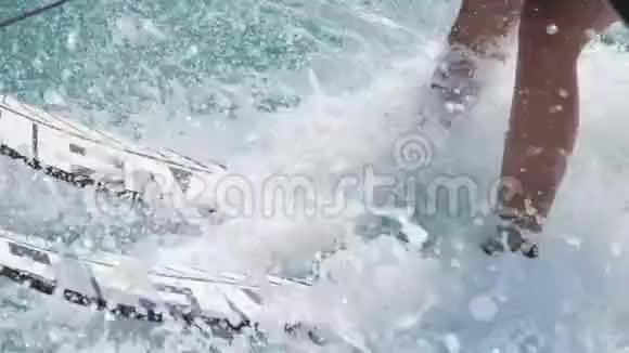 滑水车海浪环绕假期的滑水夏季活动视频的预览图