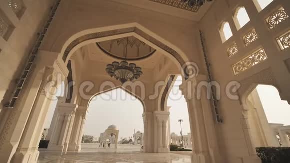 以白色花岗岩和石灰岩为原料的国家QasrAlWatan宫的外立面视频的预览图
