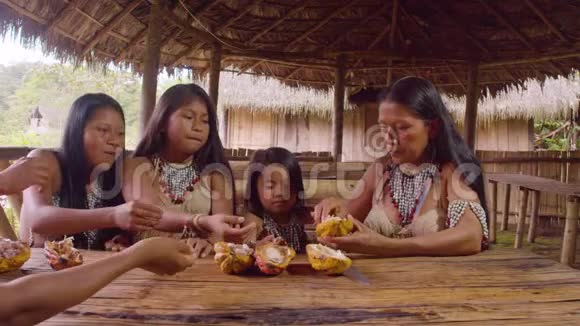 分享可可水果种子甜点的土著家庭视频的预览图