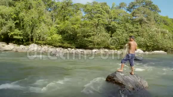 部落人站在岩石上钓鱼视频的预览图