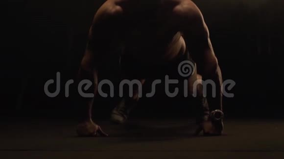 肌肉健美运动员在健身房锻炼视频的预览图