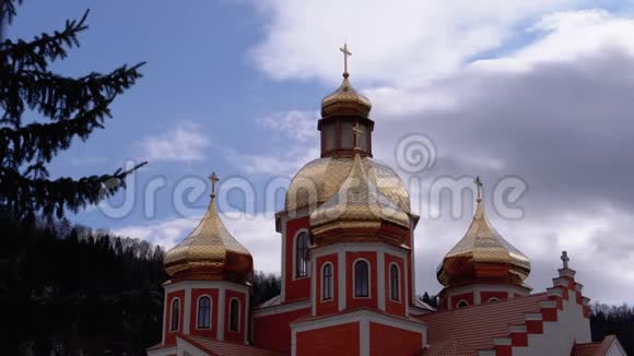 喀尔巴阡山金色穹顶的乌克兰教堂视频的预览图