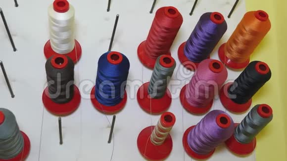 五彩的彩线缝纫店工厂生产织物的线卷视频的预览图
