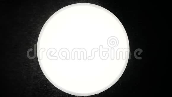 抽象艺术一个白色的球在黑暗的背景下携带着雪和灰尘雪白圆圈的近景视频的预览图