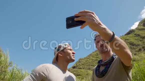 两个男人在山上自拍视频的预览图