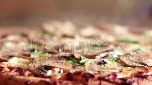 自制热素食比萨饼与蘑菇特写新鲜出炉切片视频的预览图