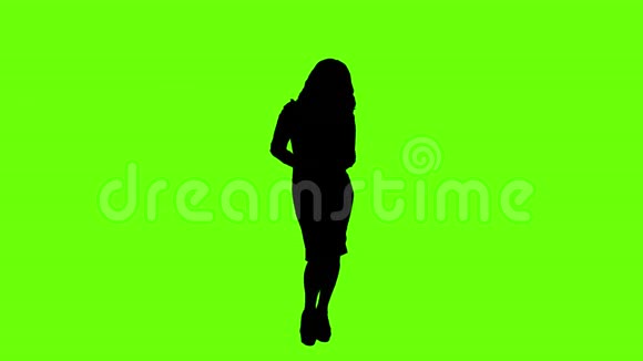 一个穿着长裙在绿色背景上跳舞的女孩视频的预览图