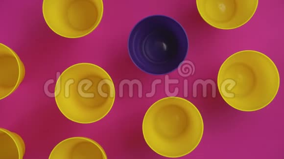 粉色背景的黄色杯的平躺俯视图视频的预览图