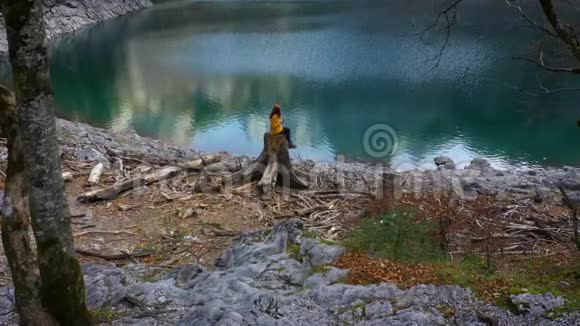 女孩躺在山湖的岸边视频的预览图