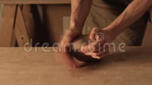 男性艺术家手夹粘土视频的预览图