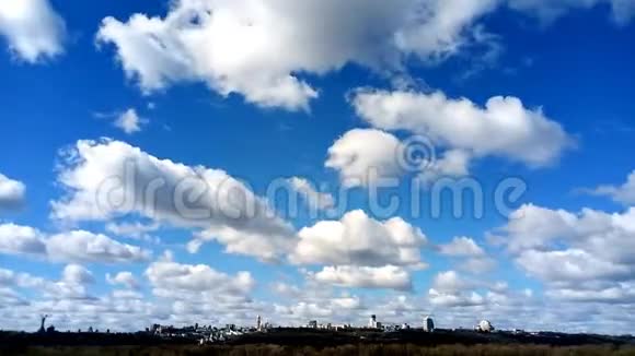 美丽的蓝天白云时间流逝视频的预览图