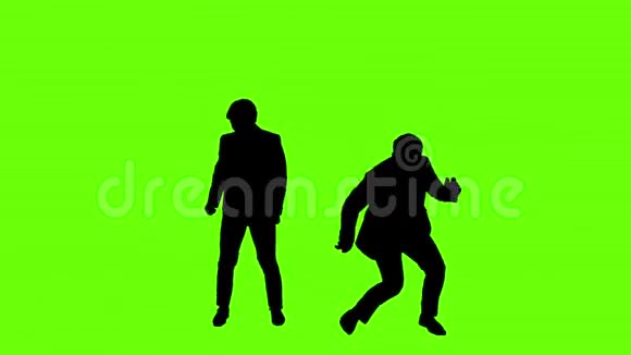 两个男人绿色背景下的舞者剪影很有趣铬化视频的预览图