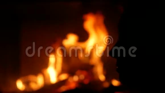 一个女人在火灾背景下喝茶的剪影视频的预览图