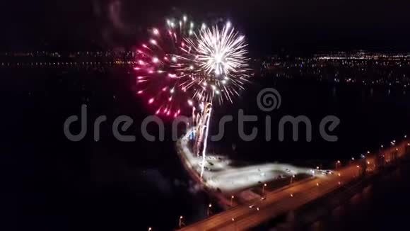 沃罗涅日上空的烟火无人机拍摄的鸟瞰图视频的预览图