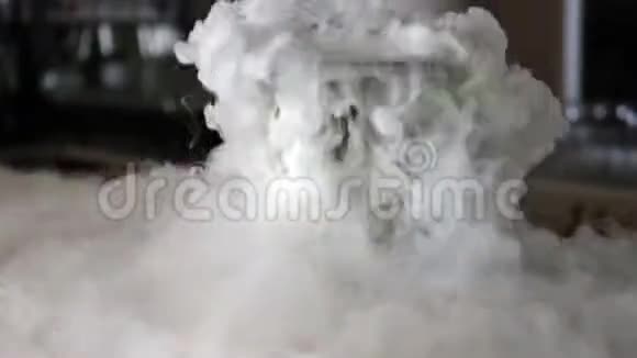 一桶干冰的大量饱和蒸汽视频的预览图
