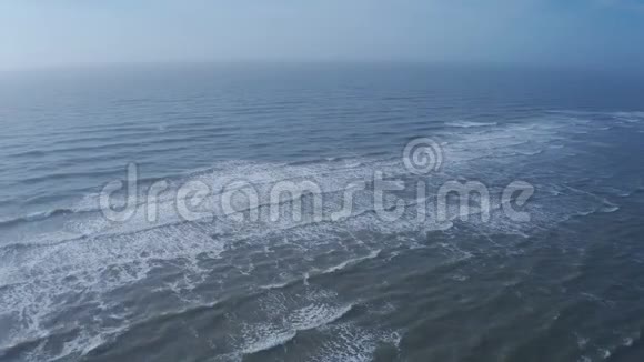 海浪上岸的空中照片视频的预览图