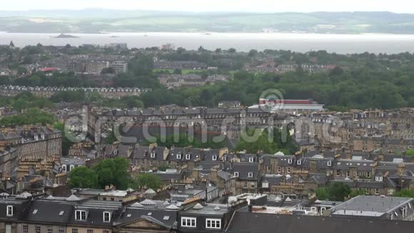 苏格兰爱丁堡屋顶城市景观视频的预览图