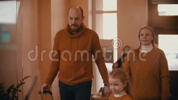 一个幸福的家庭进入豪华酒店开始入住视频的预览图