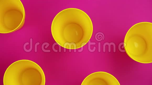 粉色背景的黄色杯的平躺俯视图视频的预览图