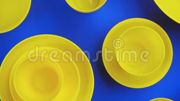 平底食品背景空黄杯蓝色背景视频的预览图