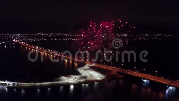 沃罗涅日上空的烟火无人机拍摄的鸟瞰图视频的预览图